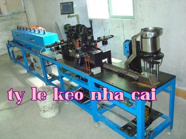 Sau khi cấp điện, khay rung có tự động khởi động không?